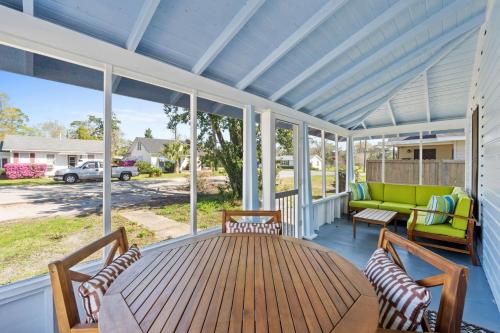 a screened in porch with a table and chairs at Mystic Moon- family friendly fenced yard pets welcome in Port Saint Joe