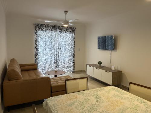 TV a/nebo společenská místnost v ubytování Spacious 1 bedroom appartment in sunny paradise