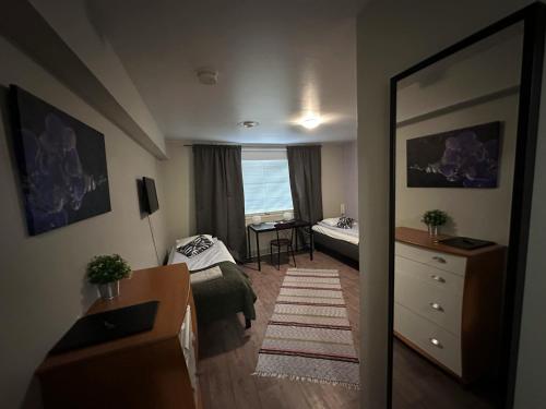 a small room with a bed and a desk at Hotelli Keskipiste in Kärsämäki