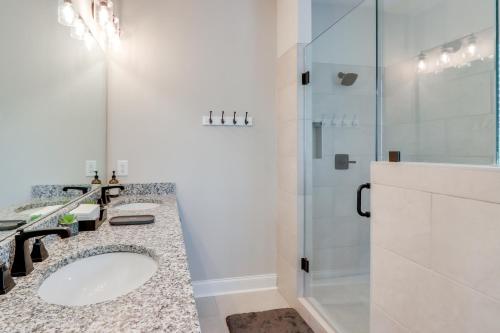 Ένα μπάνιο στο Cozy Blue Ridge Cabin Game Room and Mountain Views