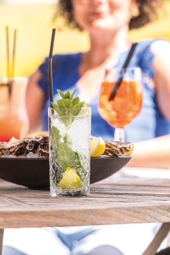a drink on a table with a plate of food at Sparhof in Dranouter