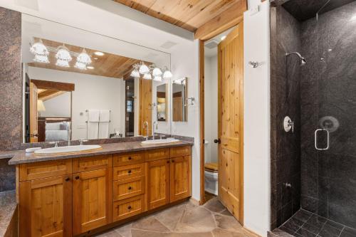 Ένα μπάνιο στο 101 Park Avenue, Expansive Private Home in East Aspen, Walking Distance to Town