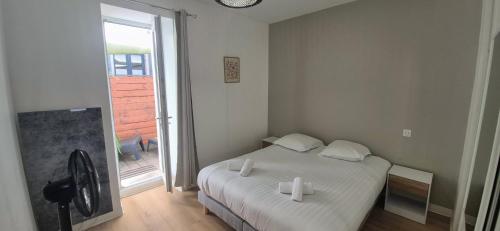 a bedroom with a bed with two candles on it at Escapade Pau Appart moderne avec terrasse privée in Pau