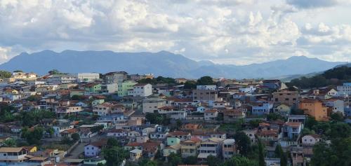 Pemandangan gunung umum atau pemandangan gunung yang diambil dari apartmen