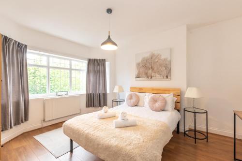 ein Schlafzimmer mit einem Bett mit zwei Kissen darauf in der Unterkunft KGV Stays - Serenity House 3 bedroom near to the hospital with parking in Southampton