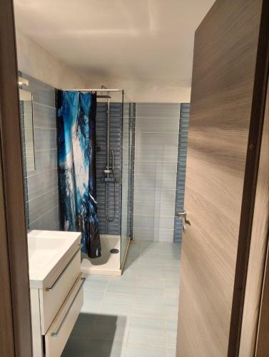 a bathroom with a shower and a sink at Bella casa con vista panoramica in Colonno