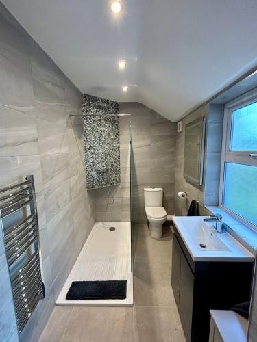 Bilik mandi di Modern Apartment in the heart of Guildford