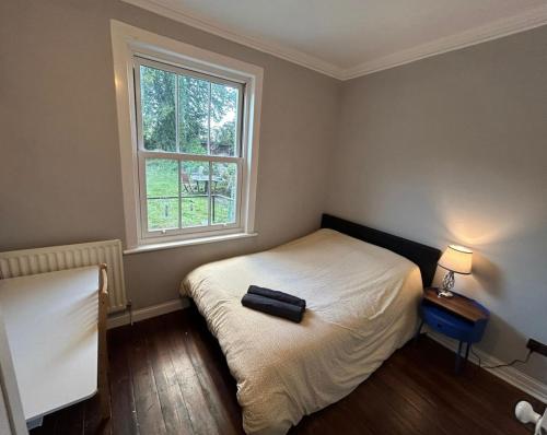Katil atau katil-katil dalam bilik di Modern Apartment in the heart of Guildford