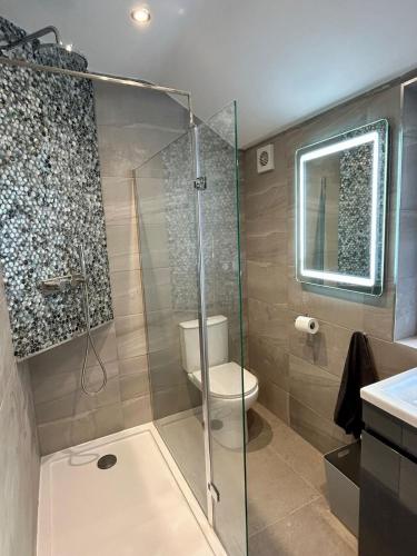 Bilik mandi di Modern Apartment in the heart of Guildford