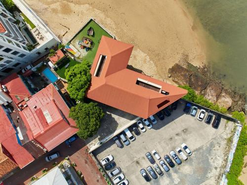 an aerial view of a building with parked cars at AmazINN Places Casa Fortaleza in Panama City