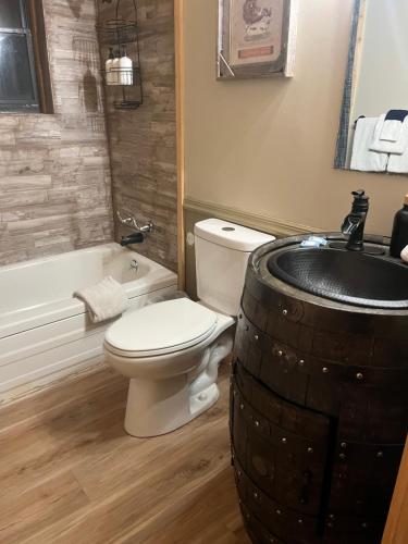 Ένα μπάνιο στο Whiskey Barrel- 3 Bedroom, Fenced Yard, Hot Tub, and Firepit- Pet Friendly