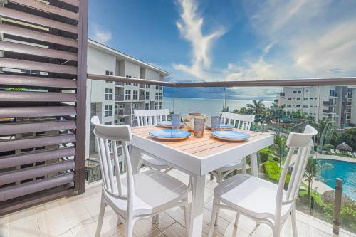 a table and chairs on a balcony with a view of the ocean at Ventanas Del Mar - 04B-4G Oceanview in El Quindio