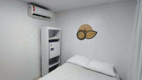Una cama o camas en una habitación de Jangadeiro Suítes
