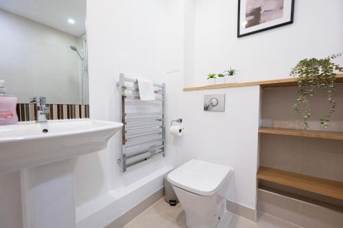 Koupelna v ubytování 1BR River View - Parking - Sleeps 4