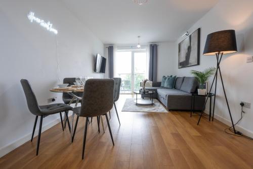 Posezení v ubytování 1BR River View - Parking - Sleeps 4