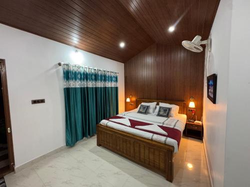 - une chambre avec un lit et un rideau vert dans l'établissement Manuvan home stay ac cottage, à Kushalanagar