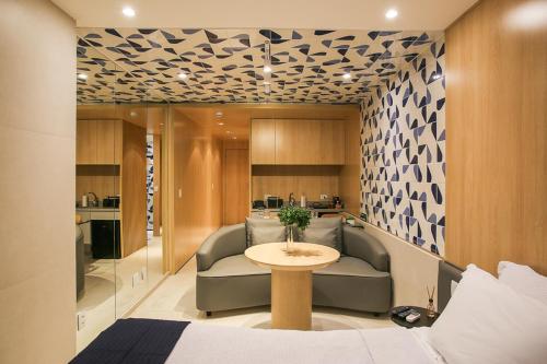 een woonkamer met een bank en een tafel bij Flat melhor localização Hotel Athos Bulcão in Brasilia