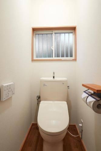 a white toilet in a bathroom with a window at Villa Foresta Sora in Nasushiobara