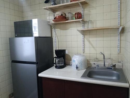プエブラにあるDepartamento 4 Oteのシンクと冷蔵庫付きのキッチン