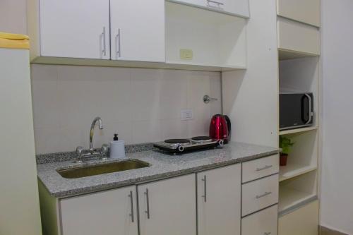Η κουζίνα ή μικρή κουζίνα στο House 4 minutes from the airport