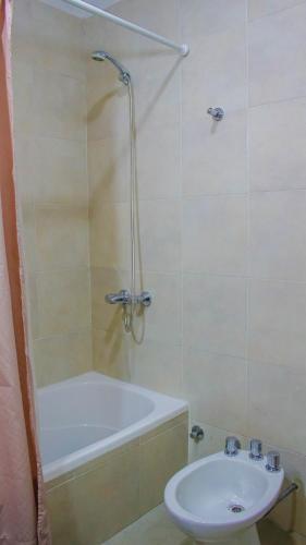 Ένα μπάνιο στο House 4 minutes from the airport