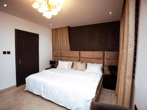 Afbeelding uit fotogalerij van 2 bedroom at Diz Eden in Accra