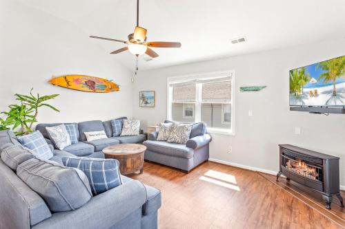 un salon avec deux canapés et une cheminée dans l'établissement 5000 - Finn's Coastal Cottage, à Avalon Bench