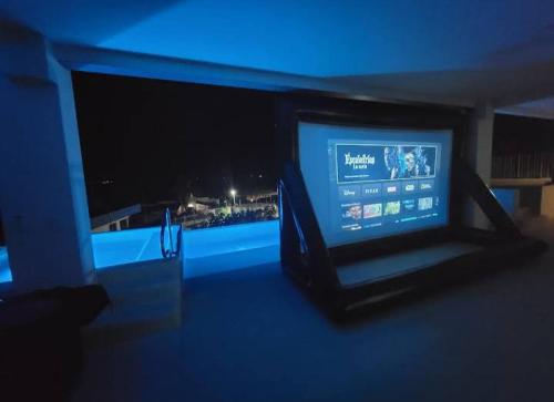 サン・ファン・コサラにあるCondominios San Juan Casalaの青い照明付きの部屋のテレビ