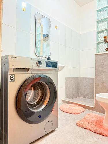 ルアンダにあるCharming Apartment in Historic Building-Near Luanda Bayの洗面台付きの浴室にある洗濯機