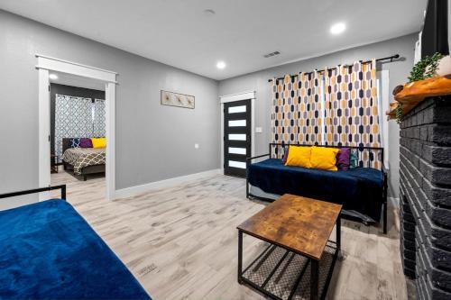 ein Wohnzimmer mit Couch und Tisch in der Unterkunft Heights Charm Cozy & Group Stay - Sleeps10 in Houston
