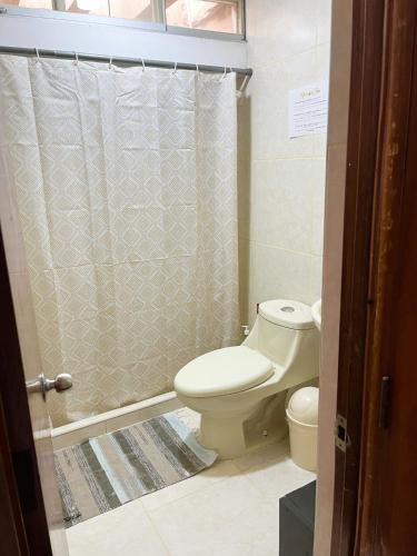 Un baño de Harmony Inn Miraflores