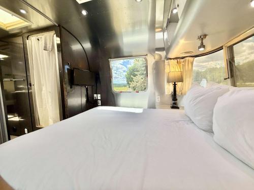 The Airstream 1 at The Fields in East Zionにあるベッド