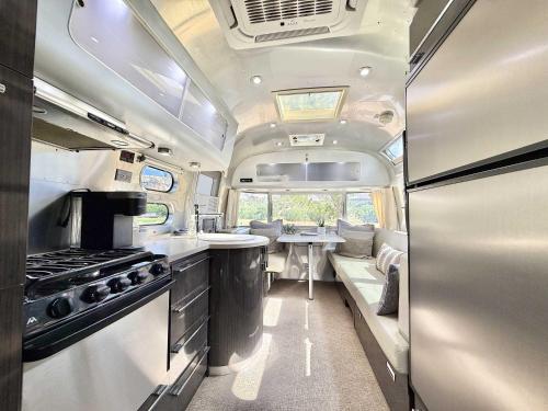 The Airstream 1 at The Fields in East Zionにあるキッチンまたは簡易キッチン