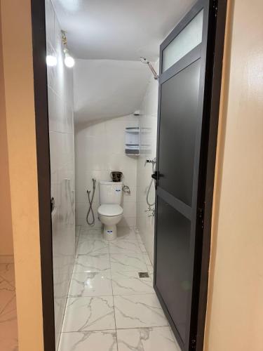 Koupelna v ubytování Spacious 2-Bedroom Apartment Near City Center