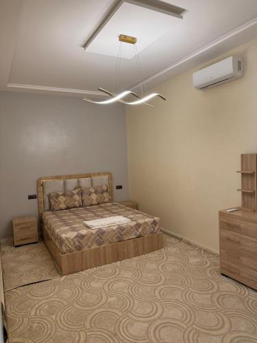 Postel nebo postele na pokoji v ubytování Spacious 2-Bedroom Apartment Near City Center