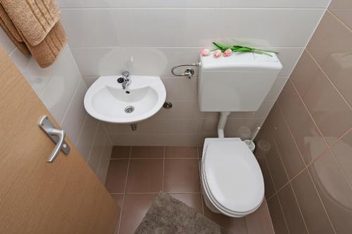 Apartments with parking space Makarska - 13871