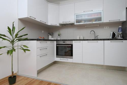 Apartments with parking space Makarska - 13871