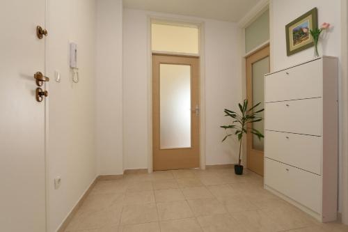 Apartments with parking space Makarska - 13871