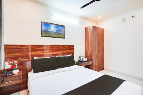 Postel nebo postele na pokoji v ubytování Hotel O S Nandhi Residency