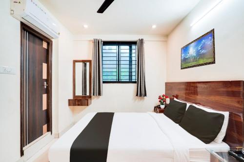 Postel nebo postele na pokoji v ubytování Hotel O S Nandhi Residency