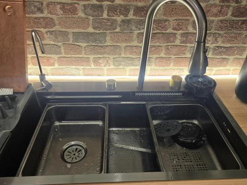 a sink in a kitchen with a sink at Love room avec spa privatif et salle de jeux adultes in Beauvais