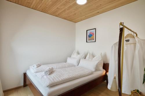 a room with a bed with white towels on it at VORALIVING - Modernes Neubau Apartment Toplage - Business & Urlaub - WLAN, 24 7 Check-in in Dornbirn