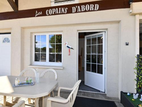 Gîte convivial avec terrasse abritée, 3 chambres, cuisine équipée, espace détente, proche autoroutes et pistes cyclables. - FR-1-744-6
