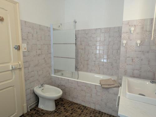 a bathroom with a toilet and a tub and a sink at Gîte élégant au Château d'Euvezin avec jardin et parking privatif - FR-1-584-383 in Euvezin