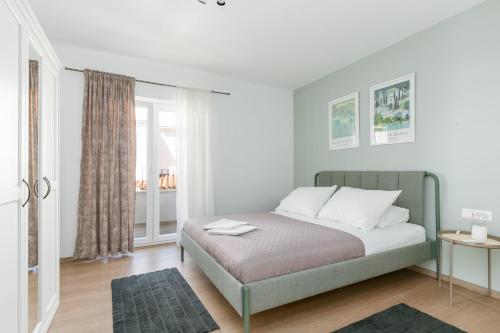 En eller flere senge i et værelse på Family friendly seaside apartments Duce, Omis - 24876