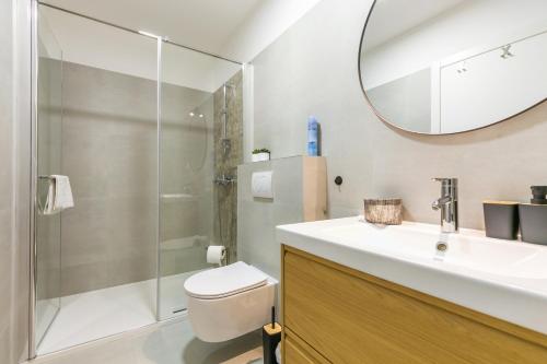 Et badeværelse på Family friendly seaside apartments Duce, Omis - 24876