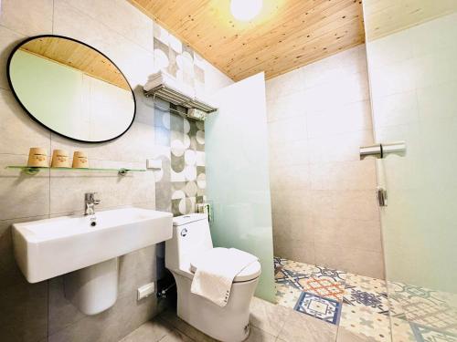 Ένα μπάνιο στο Listen to the Sea Boutique Hotel