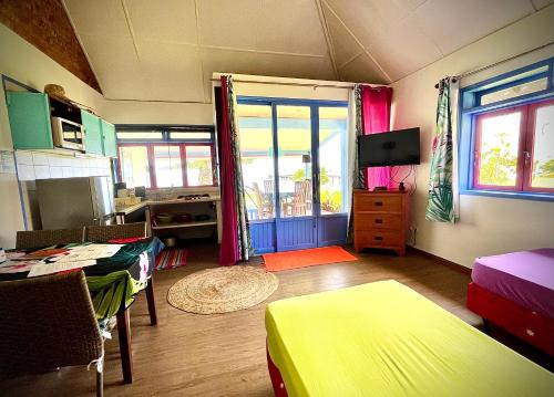 a room with a classroom with a room with a door at Linareva Moorea Beach Resort in Haapiti