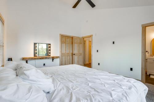 Imagen de la galería de Hot Tub and Game Room Mtn Cabin in Deep Creek Lake, en Hoyes Run