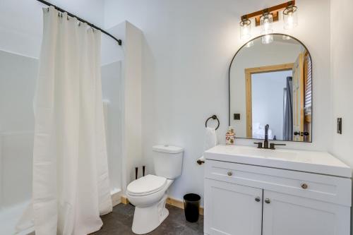 Imagen de la galería de Hot Tub and Game Room Mtn Cabin in Deep Creek Lake, en Hoyes Run